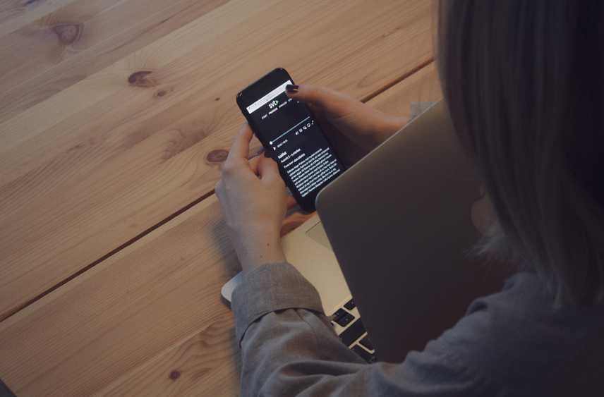 "Laptop hugging" a technique to record a phone screen during usability tests